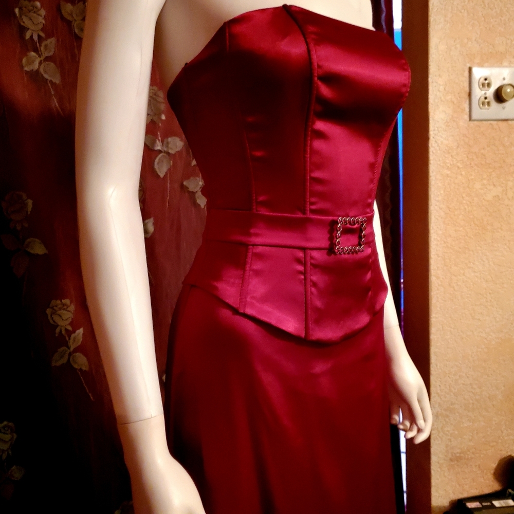 ❤NWOT- Gorgeous Red Satin Strapless Gown w/ Belted Waist ❤
